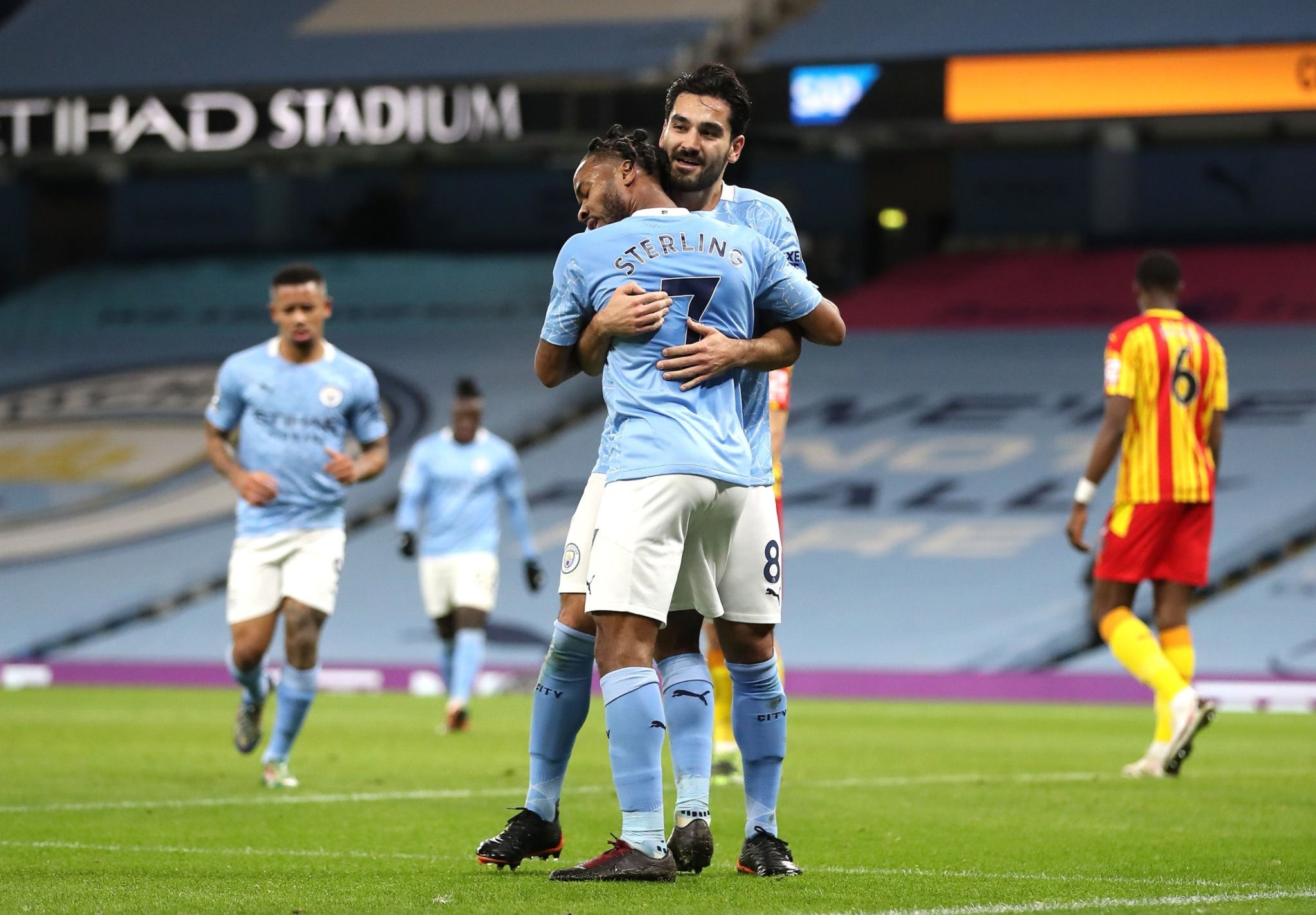 更是对他们 更是对他们